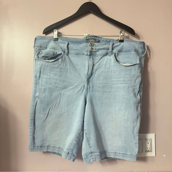 Torrid Lightwashed Denim Bermuda Shorts Women Size 24X - Picture 1 of 8